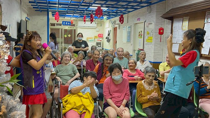 救國團基隆市信義區團委會於7月21日前往惠安養護老人中心,舉辦一場充滿愛心的公益慰訪活動