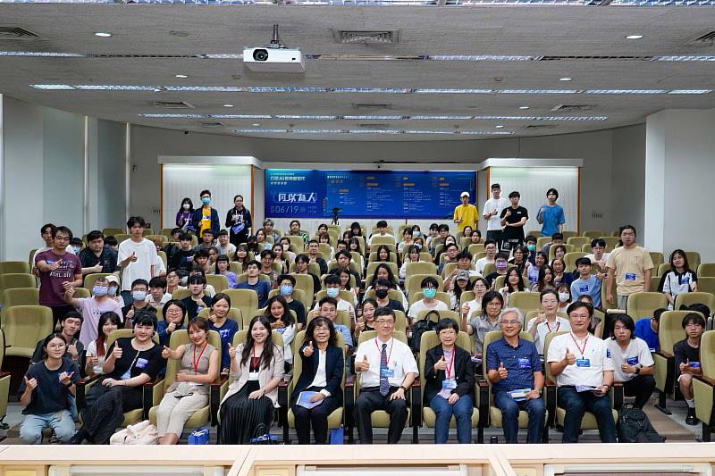 東海大學通識教育中心日前與財團法人人工智慧法律國際研究基金會與財團法人永齡基金會，聯合舉辦「AI未來應用與監管法規探索，打造AI教育新世代成果發表會」