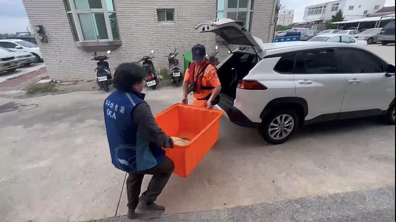 將海龜轉送至農業部水產試驗所澎湖漁業生物研究中心海龜收容中心進行後續照護與復原