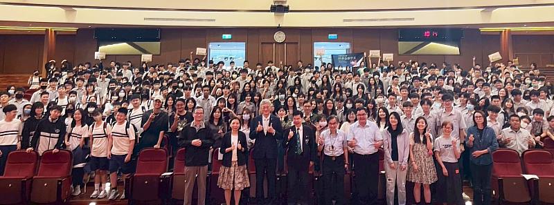 新北市私立淡江高級中學國、高中部超過500位師生齊聚陽明山，與文化大學師生合影留念，展現熱情與學習活力。