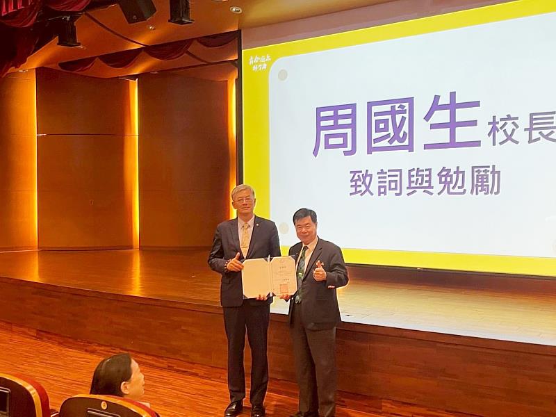 文化大學王志誠副校長（左）與淡江高中周國生校長（右）於一日大學體驗營活動中合影，見證兩校深化交流與合作的美好時刻。