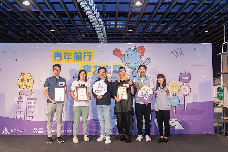 頒發青委聘書、顧問聘書、感謝狀