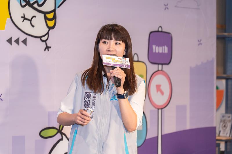青發中心主任陳毅璇業務說明
