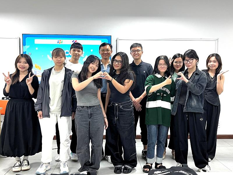 為確保海外實習順利，南臺科大與姊妹校FPT大學峴港校區國際合作中心緊密合作，為學生們安排紮實的職前訓練。圖為同學們於訓練課程結束後的合影，展現準備周全、迎接挑戰的自信與熱情。