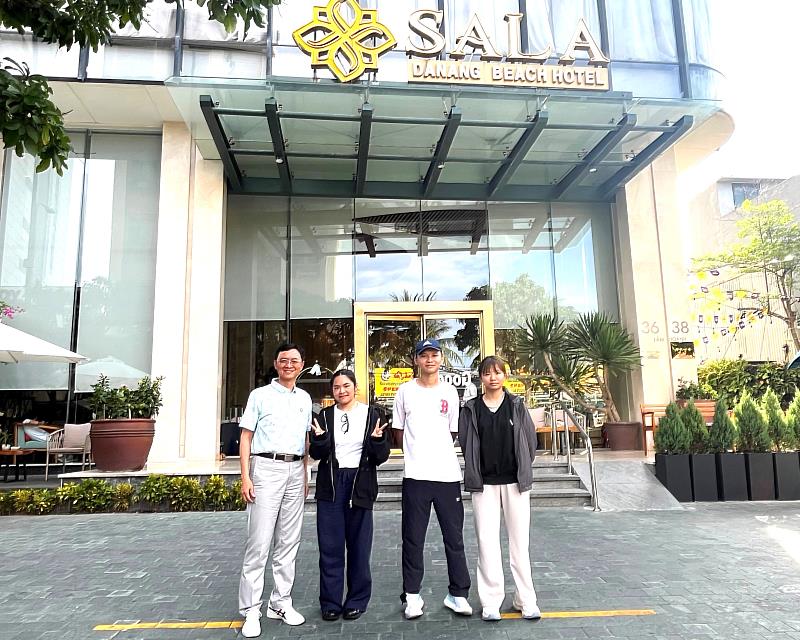 南臺科大國企系的同學們，在林靖中主任的帶領下，於越南四星級 Sala Danang Beach Hotel 前留下珍貴合影。這趟「新南向學海築夢」實習之旅，讓學子們在異國飯店場域中，不僅學習專業，更深入體驗當地文化，為未來的國際職涯開啟無限可能。
