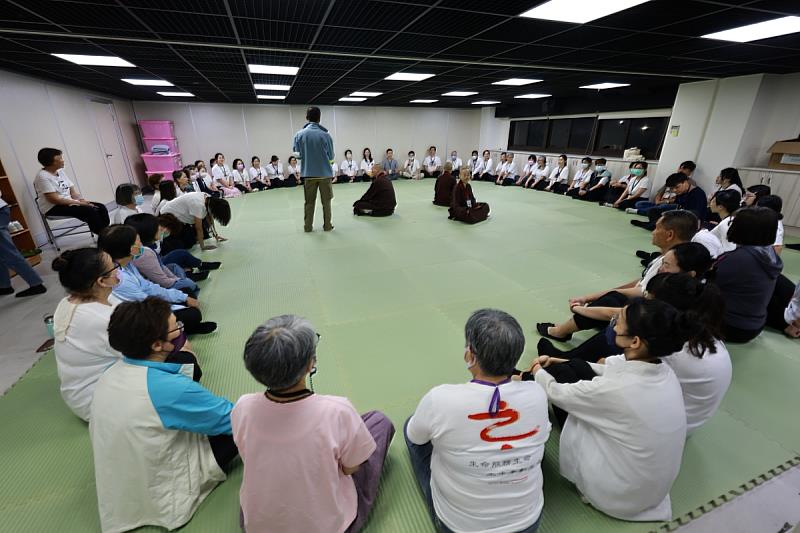 圖5，靈鷲山法師與志工營成員進行體驗遊戲互動。（圖由靈鷲山佛教教團提供）