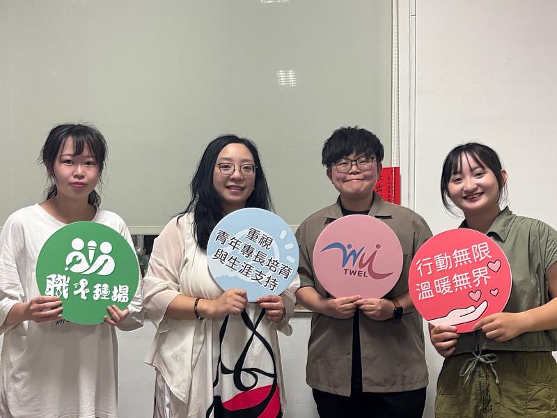 公廣系畢製團隊製作Podcast專訪職人,與協會理事長藍思涵(右2)合照