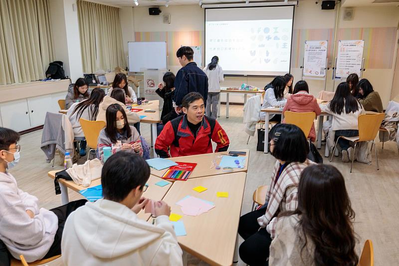 世新社心系以PBL專題式學習模式設計多元專案,讓學生體驗「做中學」的真諦。(世新大學提供)