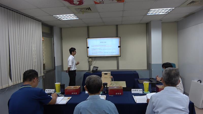 曾暐翔進行論文口試