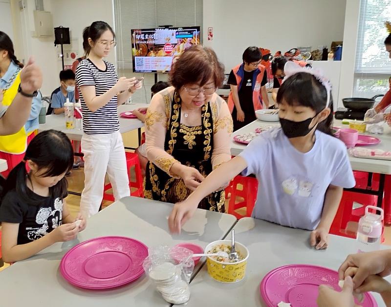 廖春紅老師教大家製作印尼點心