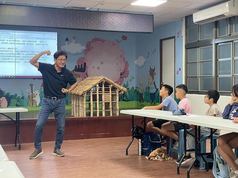 南興國小黃寶東校長演示扛茨過程