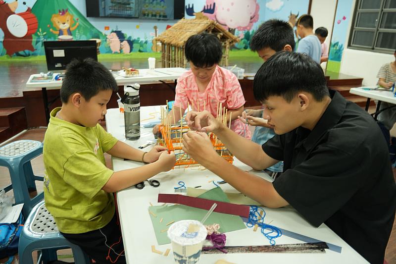 USR團隊成員協助南興國小學生完成作品