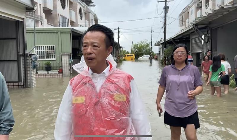嘉義縣遇強降雨多處積淹水，縣長翁章梁視察災情-1