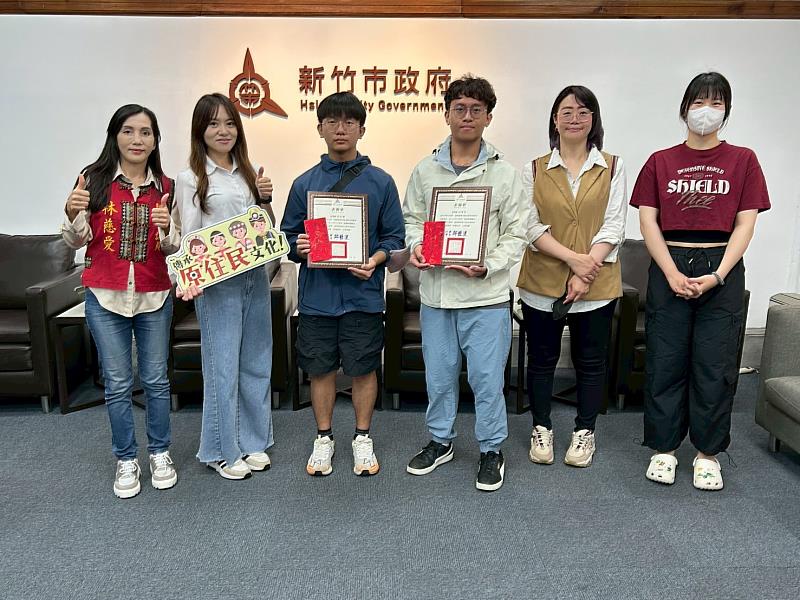 施處長及林慈愛議員及洪家兄弟、媽媽姐姐合影留念
