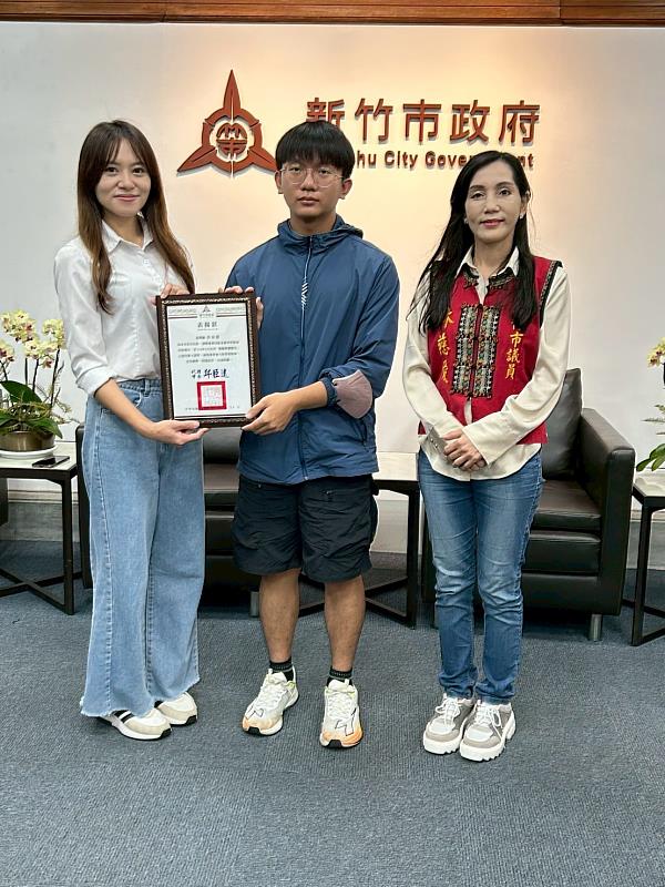 施處長頒發獎狀予洪家兄弟鼓勵