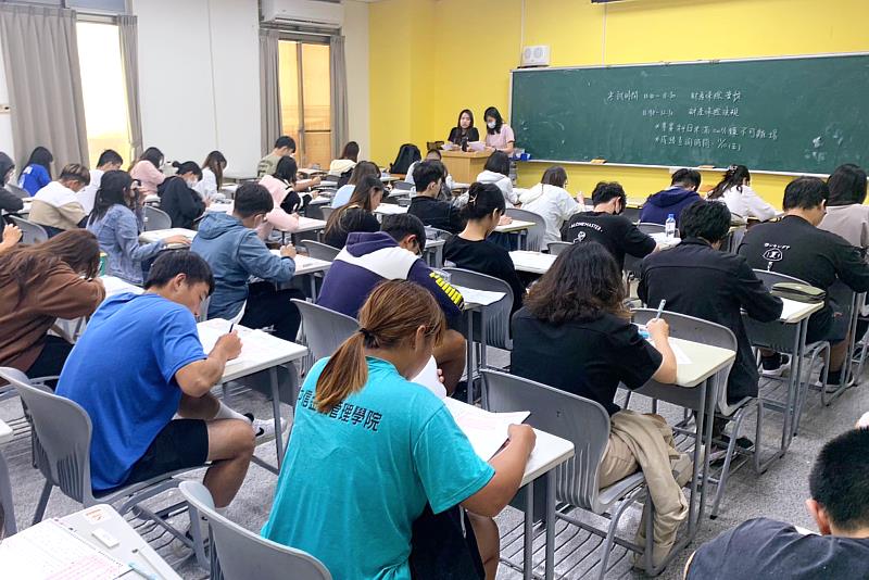 中金院透過完善的一條龍證照輔考機制，鼓勵學生在學期間考取各項金融證照。圖為中金院與保險公會合作舉辦財產保險證照校園場考試情形。（圖/中金院提供）
