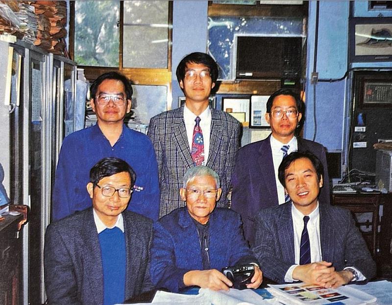 1993年《臺灣魚類誌》作者群。前排左起:李信徹、沈世傑、莫顯蕎;後排左起:邵廣昭、陳哲聰、陳春暉。