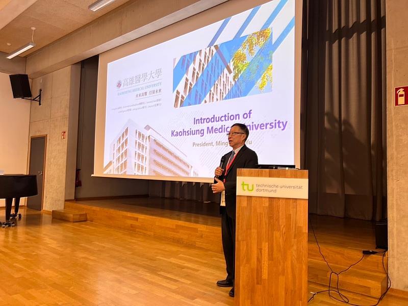 高雄醫學大學校長余明隆親自參與歐洲攬才活動,並向國際學人介紹高醫大辦學理念與國際化成果,及研究資源、升遷制度、薪資待遇與友善職場福利,展現高醫大延攬並支持優秀人才的誠意