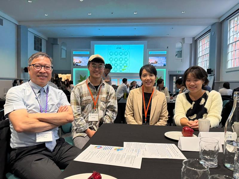 高雄醫學大學校長余明隆現場與多位國際學人進行深入交流,並進行初步媒合與職涯諮詢