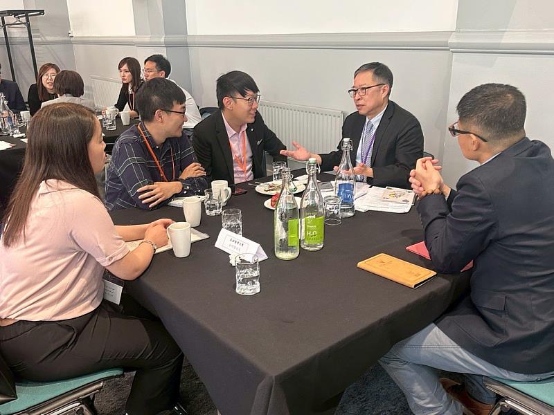 高雄醫學大學校長余明隆現場與多位國際學人進行深入交流,並進行初步媒合與職涯諮詢