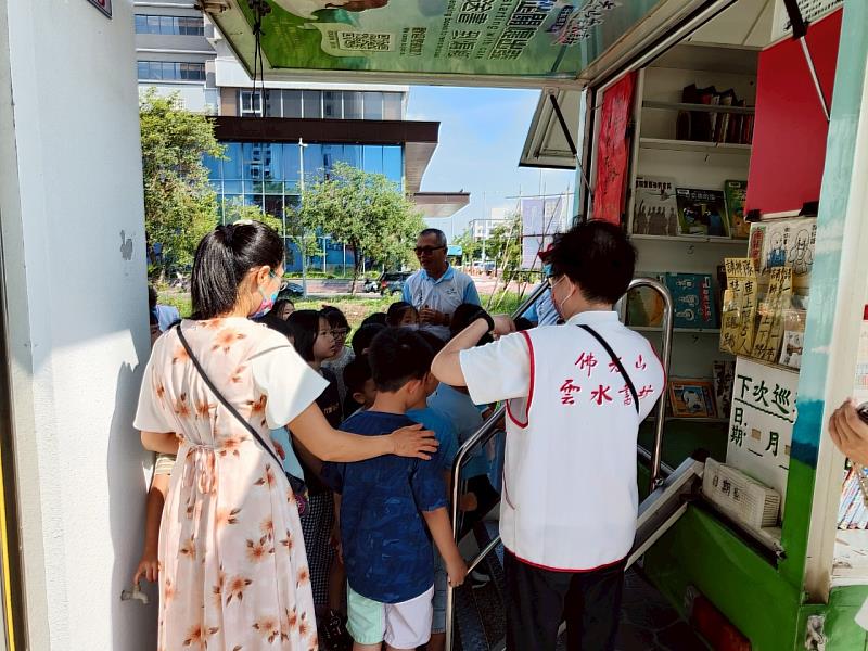 佛光山雲林講堂「雲水書車-行動圖書館」蒞臨斗六中心為孩童帶來豐富樂趣與閱讀饗宴