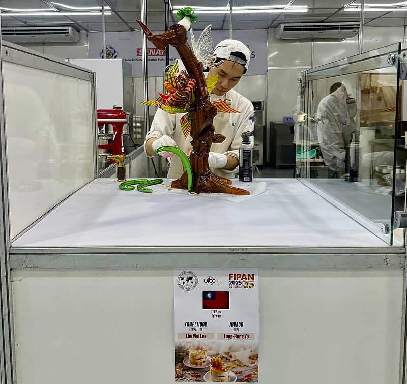 中臺科大李哲瑋在2025年UIBC世界盃青年烘焙大賽中用心製作神木仙境甜點工藝