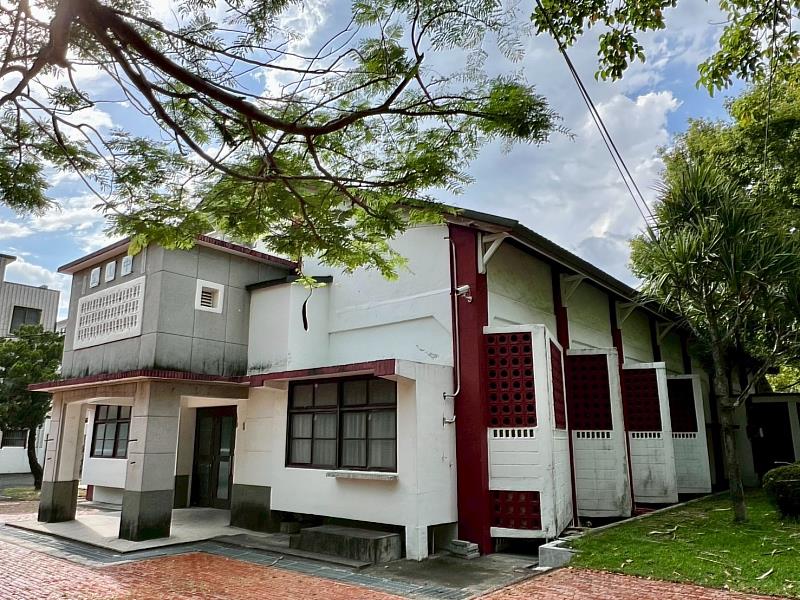 總爺藝文中心中山堂為總爺糖廠的代表建築之一，由臺南市文化局接手營運至今已逾24年，場館承載起地方藝文核心角色。