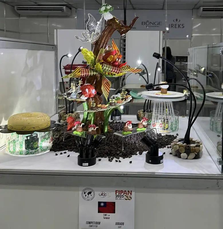 李哲偉作品「甜蜜秘境・森巴綻放」獲銀牌榮耀