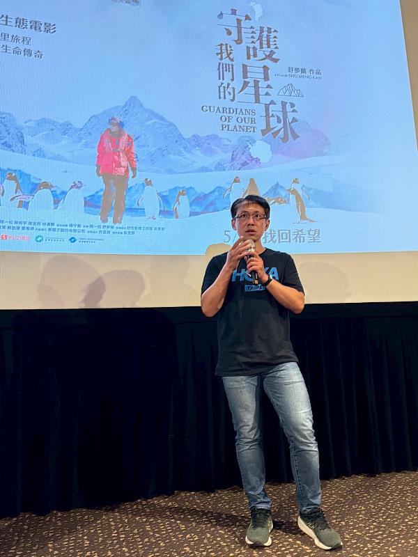 與舒夢蘭合作，攝影陳一松歷時 15 年遠征 115 個外景地，透過鏡頭留下看見南北極宏偉壯麗、震懾人心的自然奇景，以及極地動物前所未見、令人驚嘆的行為。(圖/政大EMBA校友會)