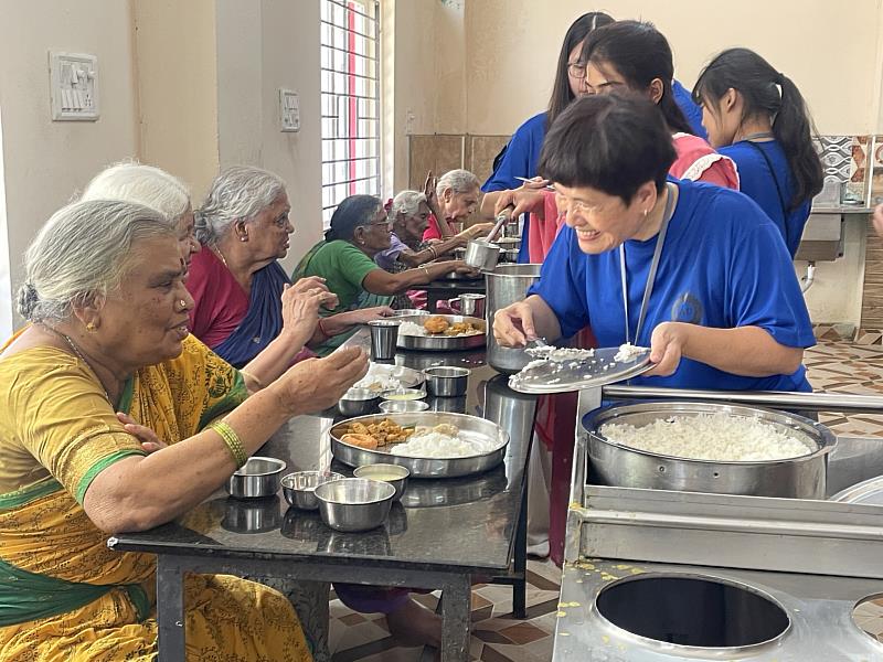 亞大志工團在Vishranthi Old Age Home老人之家，為長輩打菜。
