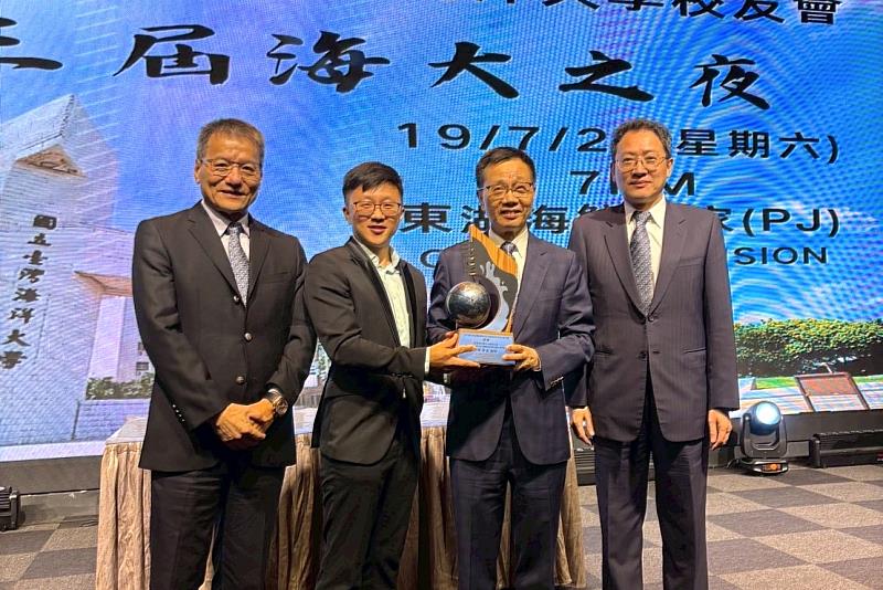 由海大校友總會林見松總會長(右2)代表感謝海大馬來西亞校友會，左2為黃任偉會長