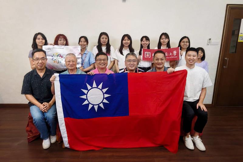 臺南大學師生於馬六甲與臺商會代表合影，感受在地臺灣社群的熱情款待與濃厚人情