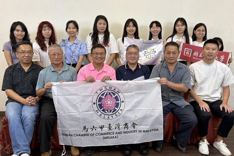 南大師生與商會鄉親熱絡交流，分享教育理念與海外生活經驗，現場氣氛溫馨真摯