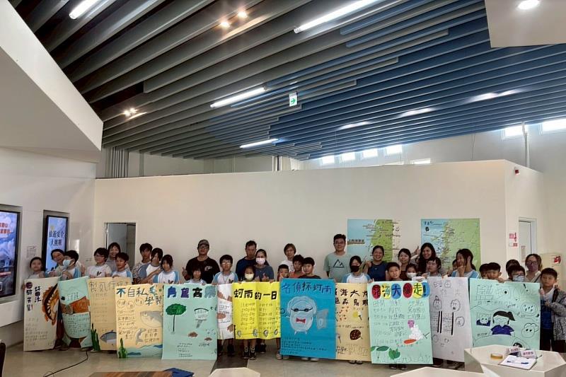 篤加國小學生於戶外教育成果發表會中,展現主題式學習成果與對七股在地文化的理解與創意詮釋。