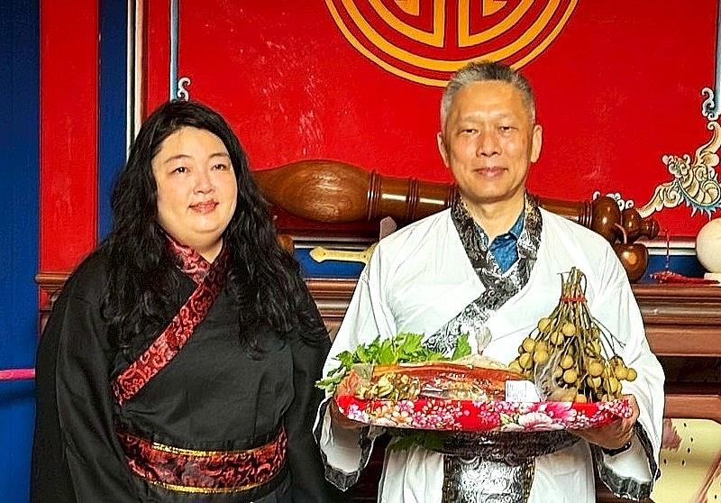 EMBA新生奉上象徵勤勉學習不忘師恩的「束脩六禮」，與管理學院院長傅鍾仁(右)合影。