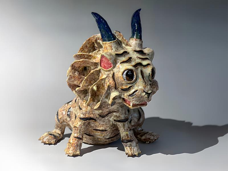 【作品搶先看】擁有鹿角與虎斑花紋的神獸神情專注,像在守護什麼秘密——快到鶯歌光點美學館來探索這些奇幻故事!