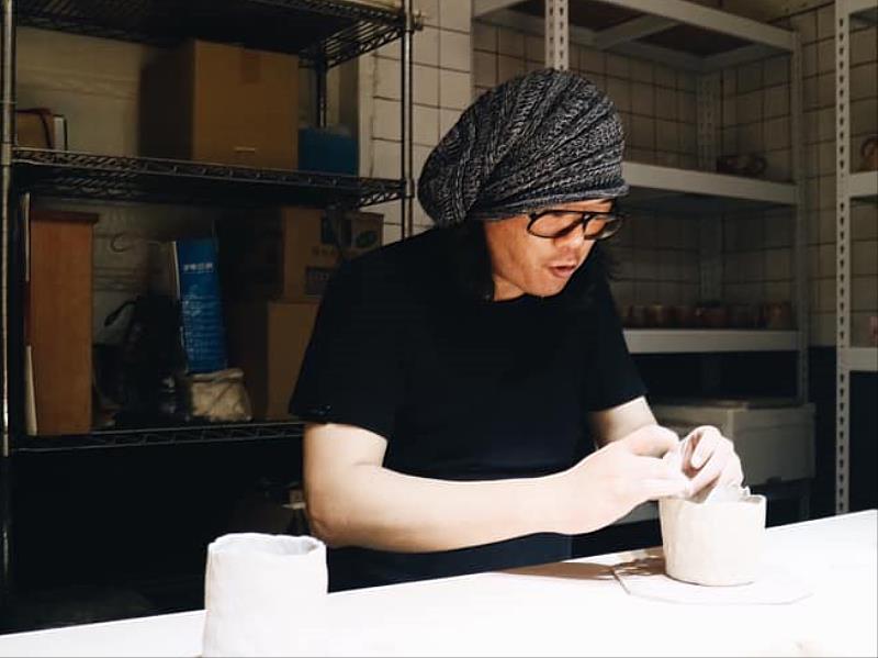 陶藝創作者梁佑華於工作室專注雕塑創作,透過雙手與泥土的對話,孕育出一隻隻奇幻的神獸。