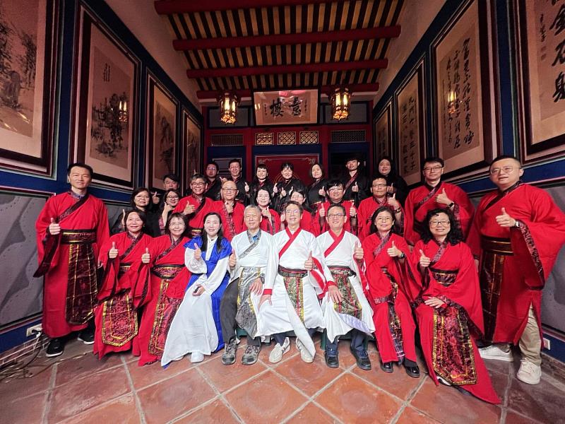 朝陽保金系EMBA迎新盛典圓滿完成，師生及系友在已有200年歷史的鹿港古蹟-意樓合影。