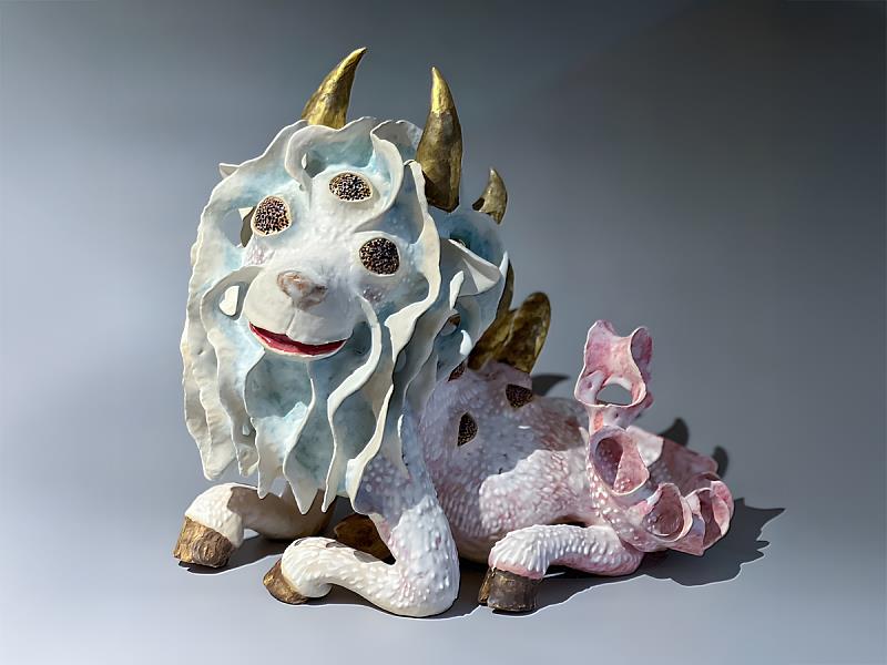 【作品搶先看】披著白色毛絨、長著金角的神獸安靜盤坐，彷彿在對你微笑，邀請你走進《流浪神獸之家》與牠相遇。