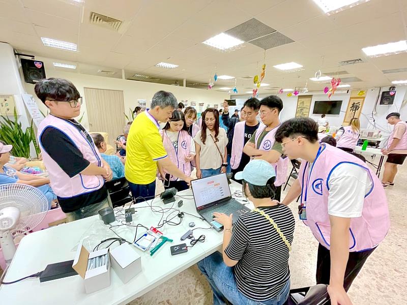中國科大師生進行銀髮族科技體適能檢測系統的操作與安裝(照片/校方提供)