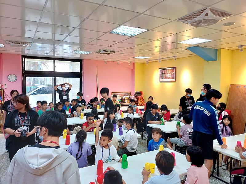 中國科大師生至烏來區忠治教會帶動中小學活動(照片/校方提供)