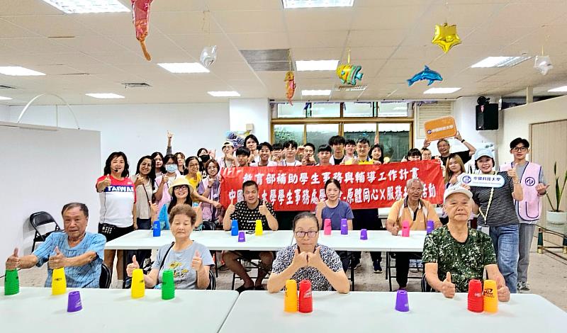 中國科大師生造訪烏來老人發展協會(照片/校方提供)
