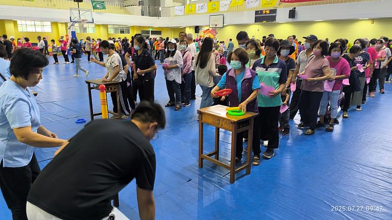 全民趣味闖關拋環樂-參加民眾人山人海大排長龍