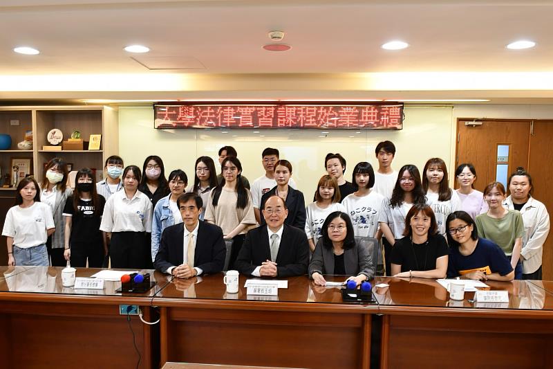 世新法律系與法務部行政執行署合作，讓學生累積豐富實務經驗。（世新大學提供）