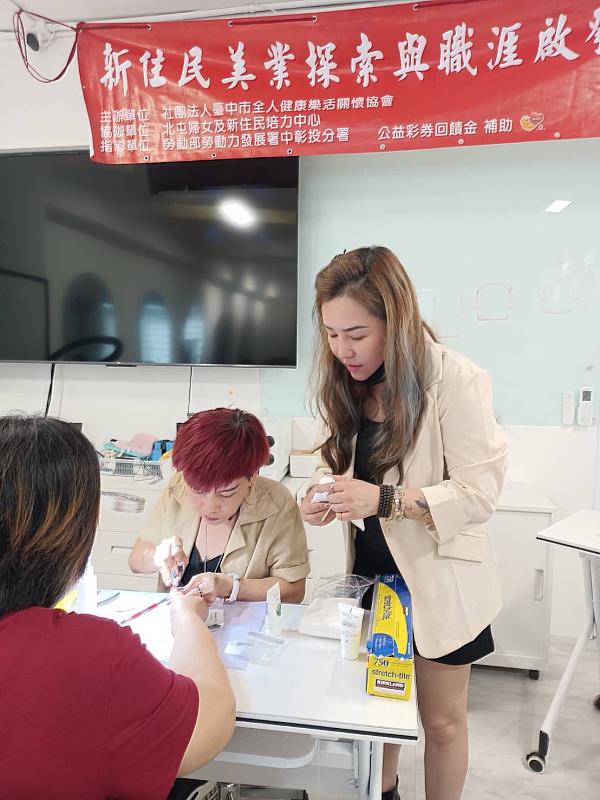 全人健康樂活關懷協會獲得公益彩券回饋金支持,為新住民辦理美業探索與職涯啟發課程,圖為講師指導學員學習指甲彩繪