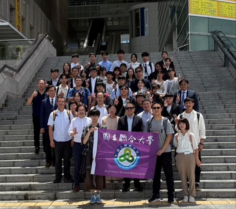 圖片5.研討會圓滿成功,校長率領全體師生於議場前合影留念