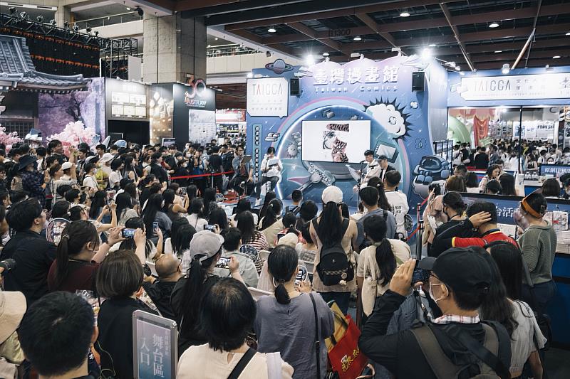 四位專業配音員與錄音師現場獻聲演出《大貓族：石橋之後》，帶動全場氣氛，掀起高潮。（文策院提供）