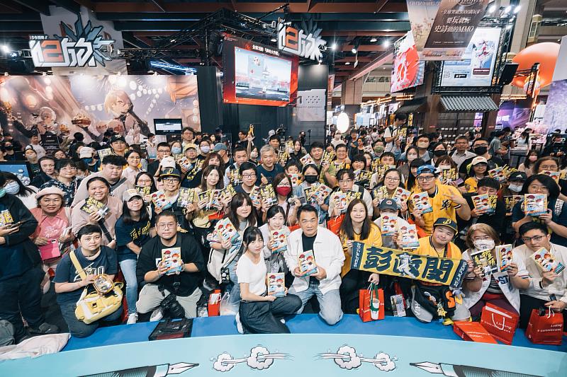 國民球星彭政閔與漫畫家楊白壓軸登場，兩人合作的改編漫畫《一百萬次的揮棒 01》於漫博會期間熱騰騰上市。（文策院提供）
