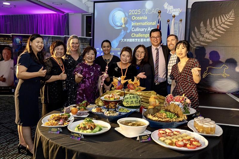 紐西蘭國會議員、市長等貴賓出席2025奧克蘭台灣美食節的Taste of Taiwan辦桌晚宴。（駐奧克蘭辦事處提供）