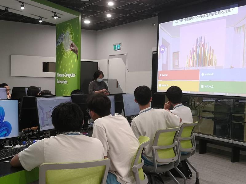 圖三、高中資訊教學營開放高中生搶先體驗輝達先進設備